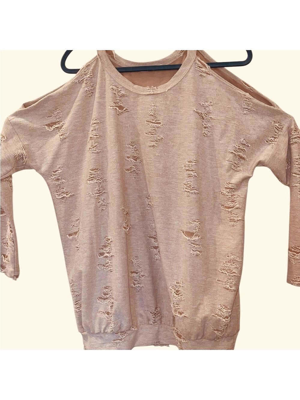 Veveret Women's Rose Gold Cold Shoulder Distressed Shirt Sweater Size: Small - Picture 2 of 4
